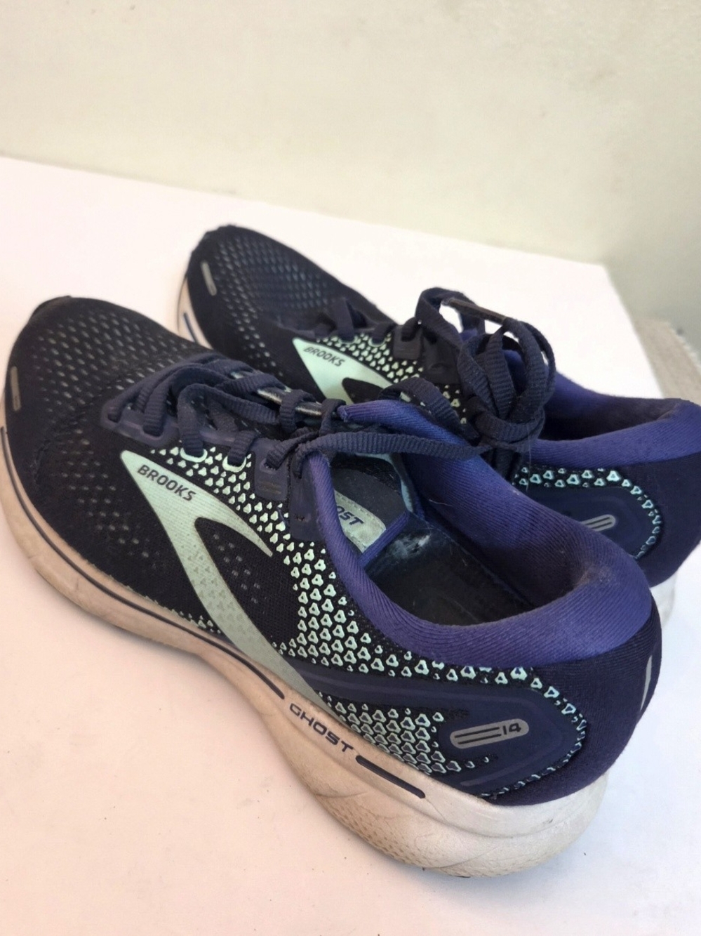Brooks Ghost Womens Size 8, Pre-owned, Wear/stains around shoes